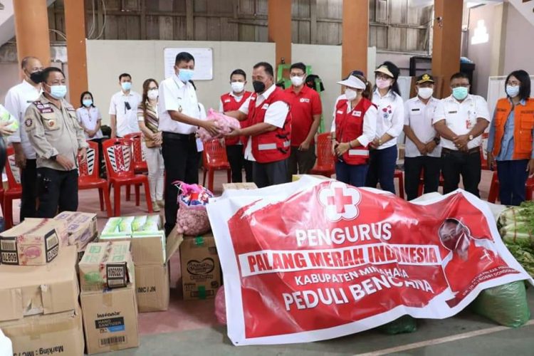 Robby Dondokambey Serahkan Bantuan Pemkab-PMI-YJI Minahasa di Minahasa Tenggara