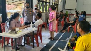 Ratusan Warga Dapat Suntikan di Gerai Vaksin Polres Bitung