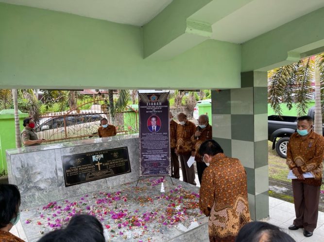 Peringati Hut ke-59, PWRI Sulut Ziarah ke Makam Karel Dengah Tumundo