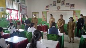 Ini Pesan Bupati Franky Wongkar Saat Tinjau Vaksinasi Anak di SMPN 1 Amurang