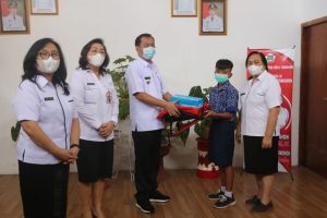 Caroll Senduk Serahkan Bantuan Bagi Siswa SD dan SMP se-Tomohon