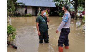 Ratusan Rumah Dilanda Banjir, Polsek Dumoga Bantu Warga