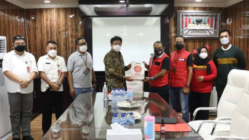 Andrei Angouw Dorong Program CSR Telkomsel Bagi Petugas Kebersihan