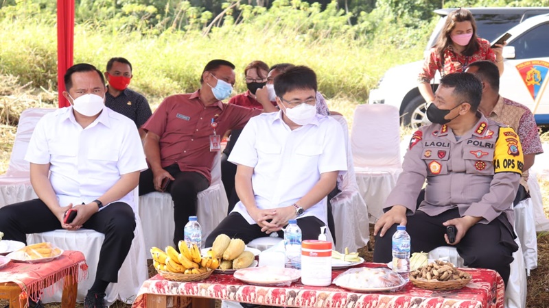 Andrei Angouw dan Richard Sualang Panen Singkong di Buha