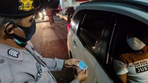 Puluhan Kendaraan Putar Balik di Pos Penyekatan Pengucapan Bitung
