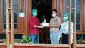 Cegah COVID-19, Kumtua Moreah Satu Bagikan Masker dan Hand Sanitizer