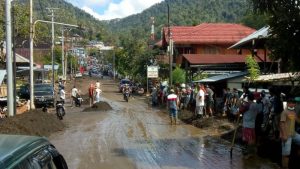 Warga Mitra Gotong Royong Bersihkan Sisa Material Banjir