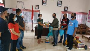Jurnalis Minahasa Tenggara Berbagi Kasih dengan Korban Bencana Banjir