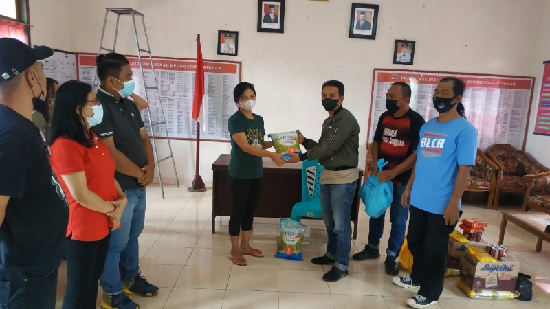 Jurnalis Minahasa Tenggara Berbagi Kasih dengan Korban Bencana Banjir
