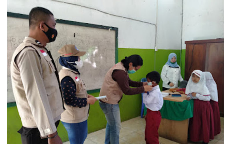 Bhabinkamtibmas Bitung Awasi Penerapan Prokes di Sekolah