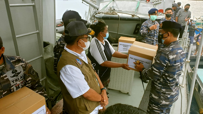 Bantu Nelayan di Tengan Pandemi COVID-19, Guskamlakoarmada II Bitung Bagikan Ratusan Paket Bantuan