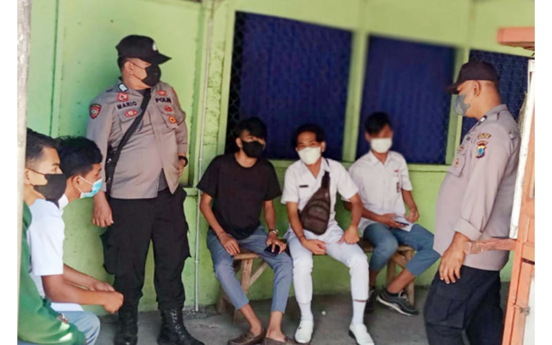 Polisi Bubarkan Sekelompok Siswa yang Nongkrong Usai Sekolah Tatap Muka