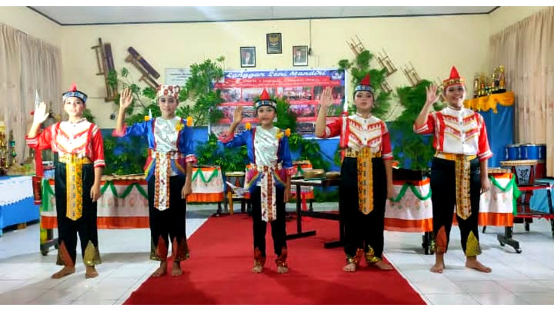 Usai Lewati Badai, Tim Kesenian SMP Negeri 3 Manado Berhasil Raih Medali Emas di FLS2N 2 Usai Lewati Badai, Tim Kesenian SMP Negeri 3 Manado Berhasil Raih Medali Emas di FLS2N
