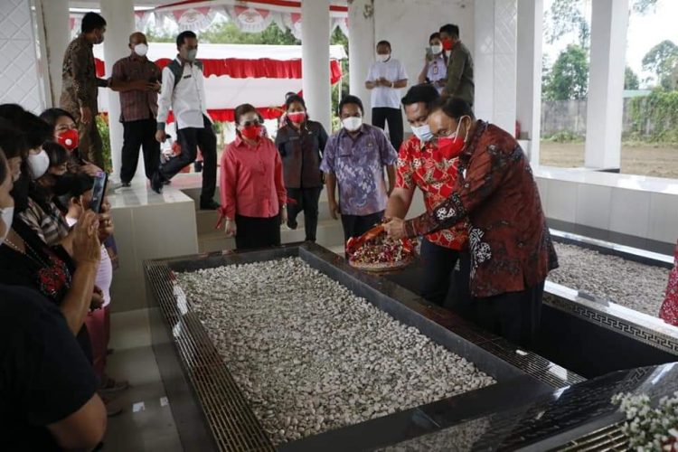 Sambut HUT Minahasa ke 593, Royke Roring Ziarah ke Makam Pemimpin Daerah Terdahulu