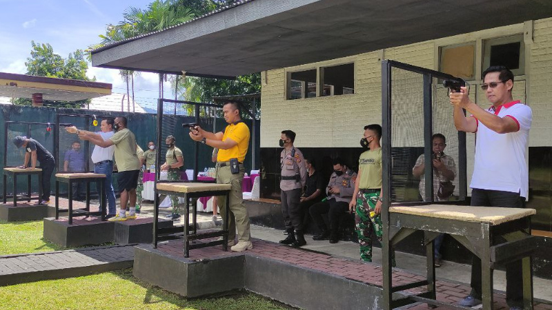 Hengky Honandar Unjuk Kepiawaian Gunakan Pistol di Fun Shooting Forkopimda Bitung