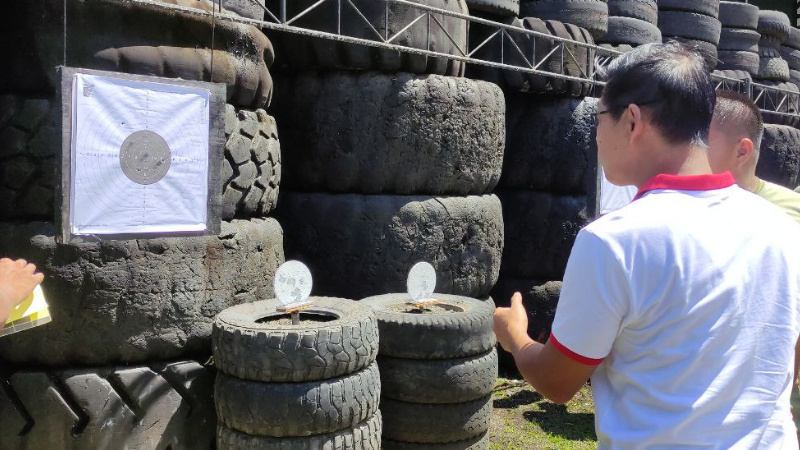 Hengky Honandar Unjuk Kepiawaian Gunakan Pistol di Fun Shooting Forkopimda Bitung