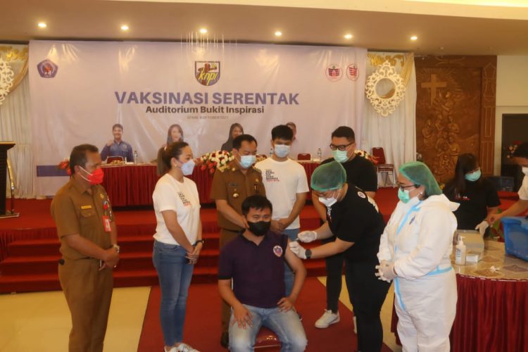 Digelar KNPI, KPRS dan KPSG, Caroll Senduk Hadiri Vaksinasi Serentak