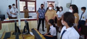 Wenny Lumentut Pantau ANBK di SMP Gonzaga Tomohon
