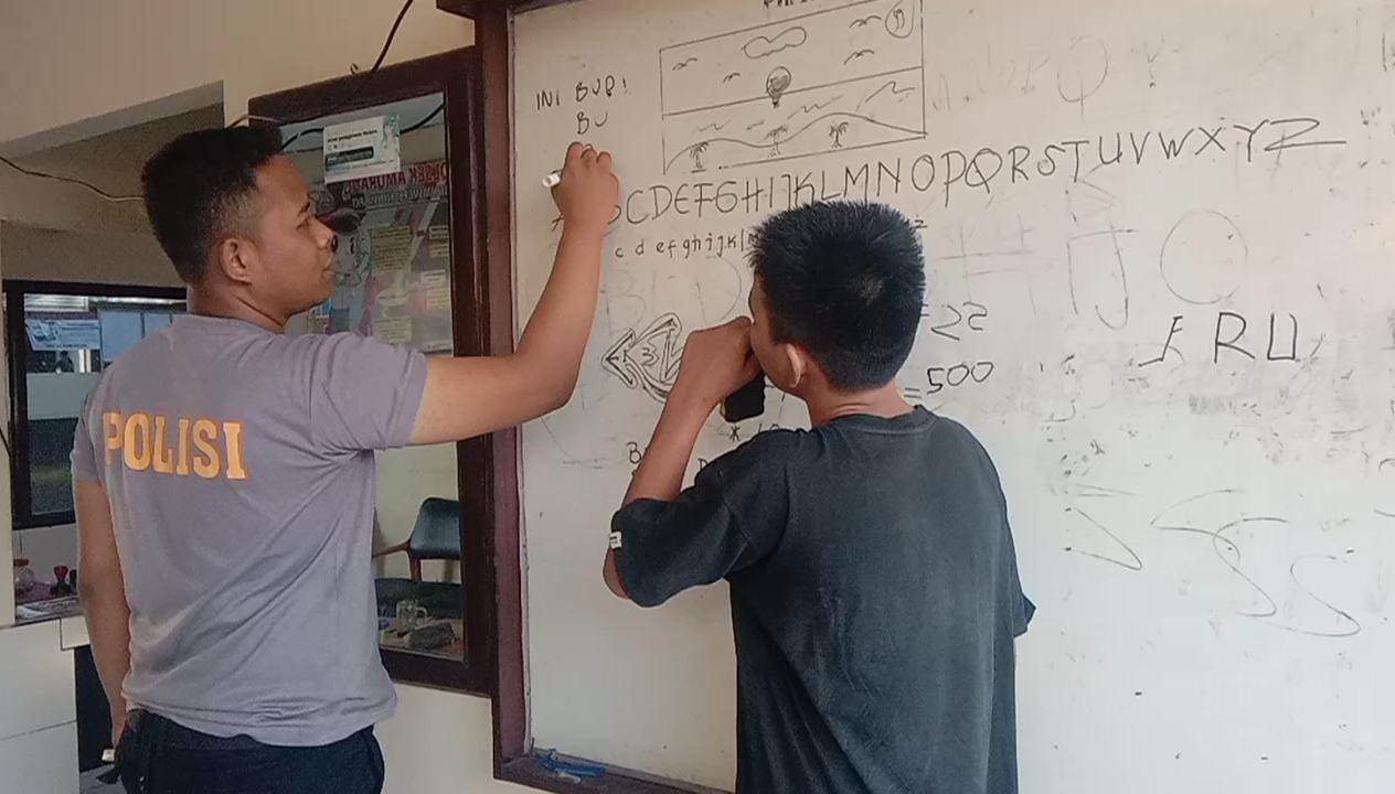 Kapolsek Amurang Ajar Baca Tulis ke Tahanan Tuna Aksara