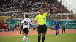 Anggota Brimob Polda Sulut Ini Sukses Bertugas Sebagai Wasit Sepak Bola Putri di PON Papua