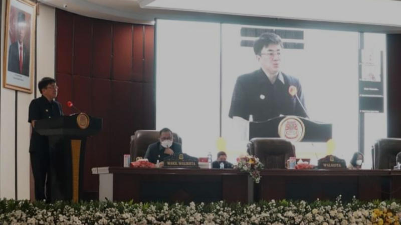 Hadiri Rapat Paripurna DPRD, Andrei Angouw Sampaikan RPJMD Kota Manado 2021-2026