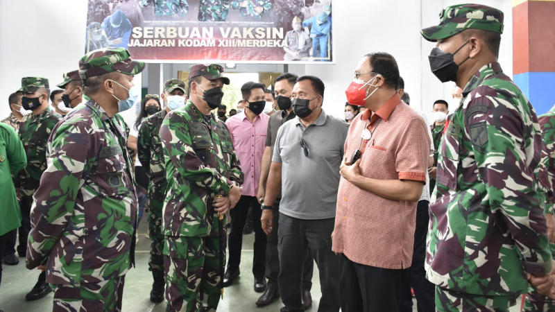 Tinjau Vaksinasi di Desa Talikuran, Pangdam XIII/Merdeka Imbau Masyarakat Taat Protokol Kesehatan