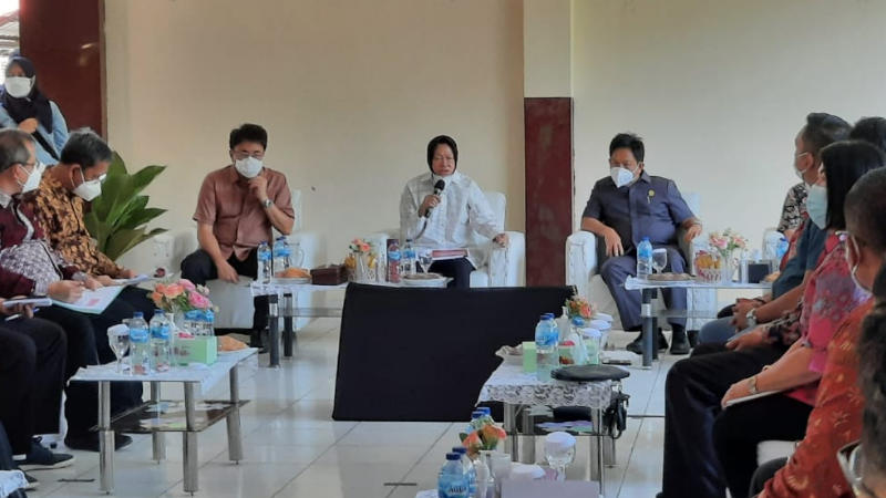 Ke Sulut, Mensos Tri Rismaharini Salurkan Rp635 Juta Grand Total Bantuan untuk Masyarakat