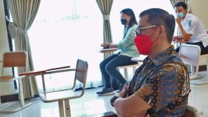 Potret Joune Ganda, Mahasiswa Pascasarjana Unima Saat Kuliah Tatap Muka Pertama