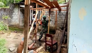 Bantu Perbaikan Rumah Warga, Bentuk Kemanunggalan Babinsa di Wilayah Binaan