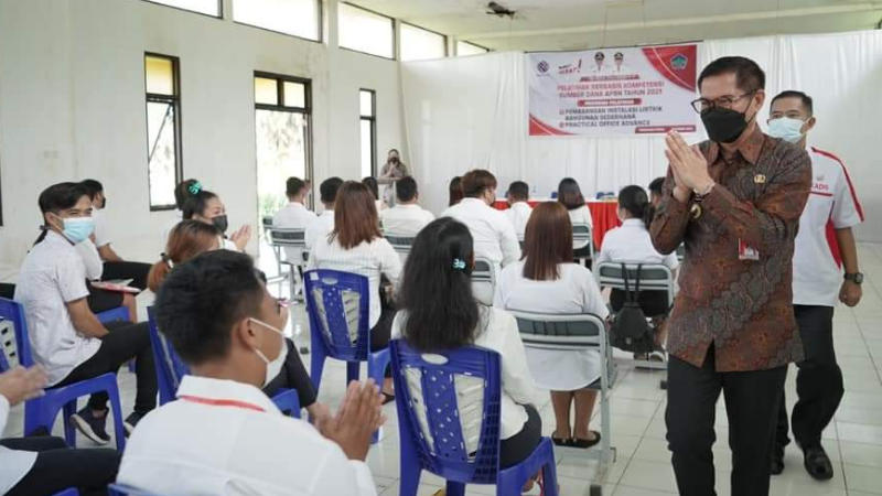 Bupati Joune Ganda Dorong Masyarakat Tingkatkan Life Skill