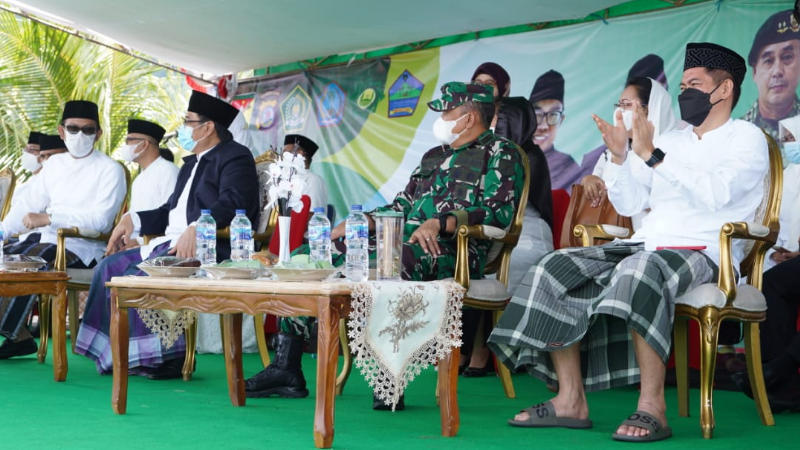 Junjung Persaudaraan, Joune Ganda Kenakan Sarung dan Peci di Hari Santri Nasional