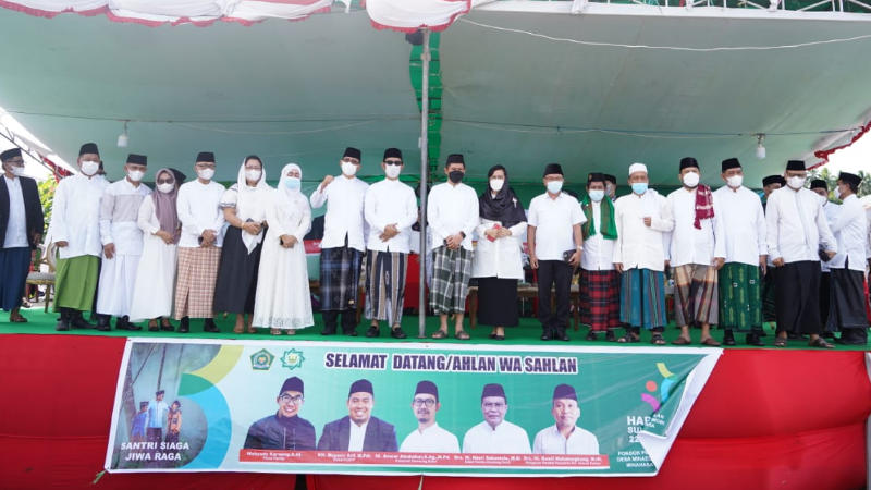Junjung Persaudaraan, Joune Ganda Kenakan Sarung dan Peci di Hari Santri Nasional