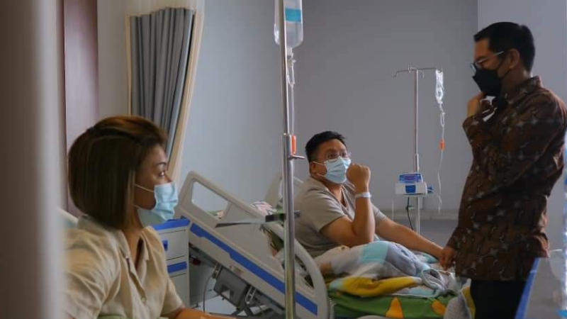 Bupati Joune Ganda Jenguk Wabup Kevin Lotulung dan Istri yang Terserang DBD