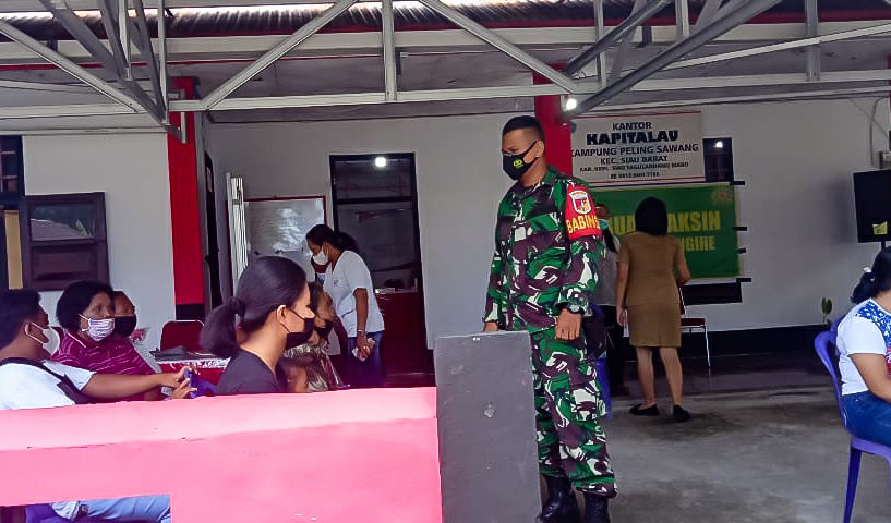 Peran Aktif Babinsa Koramil 1301-02/Siau, Dampingi Pelaksanaan Vaksinasi di Wilayah Binaan