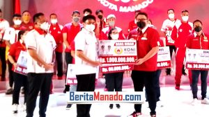 Bangkitkan Motivasi, Andrei Angouw Serahkan Bonus Atlet Peraih Medali di PON Papua