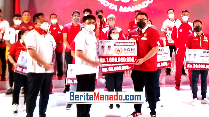 Bangkitkan Motivasi, Andrei Angouw Serahkan Bonus Atlet Peraih Medali di PON Papua