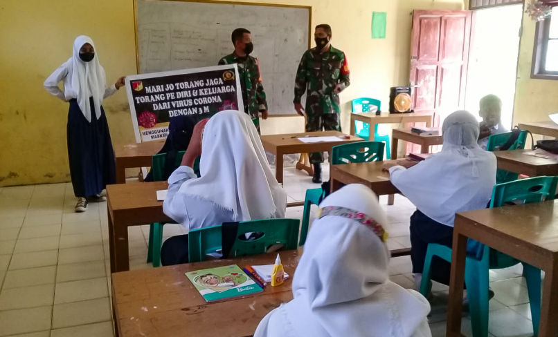 Sasar Pelajar, Personel Babinsa Koramil 1301 -07/Tabut Sosialisasikan Prokes di Lingkungan Sekolah
