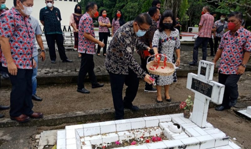 Jelang HUT Minahasa, ROR-RD Beserta Jajaran Pejabat Ziarah ke Makam Pimpinan Daerah Minahasa Terdahulu