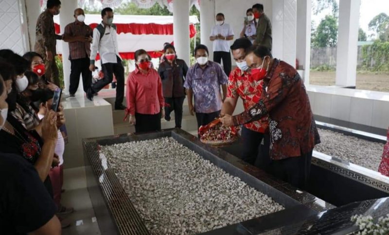 Jelang HUT Minahasa, ROR-RD Beserta Jajaran Pejabat Ziarah ke Makam Pimpinan Daerah Minahasa Terdahulu