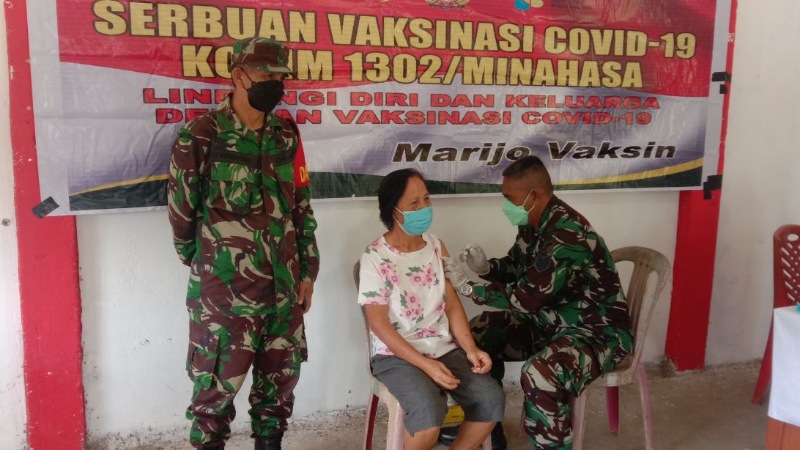 Jelang Purnabakti Danramil Tombatu Tetap Semangat Pimpin Vaksinasi, Diapresiasi Dandim Minahasa