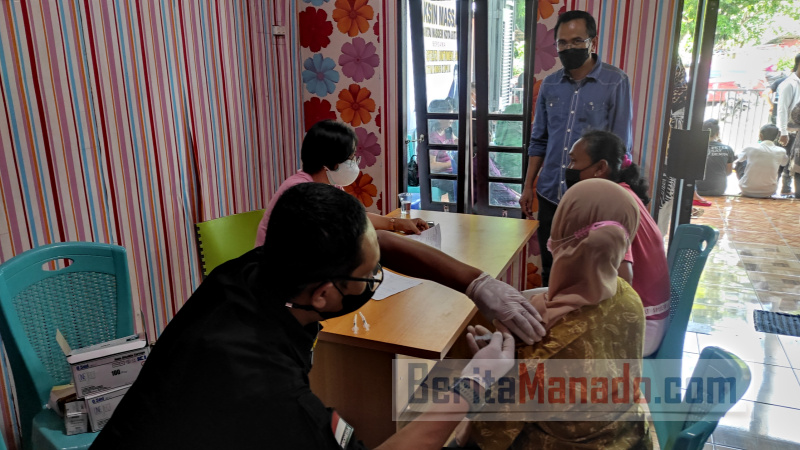 Warga Antusias Ikut Vaksinasi NasDem Bitung, Ramlan Ifran: Jumlah Peserta Diluar Perkiraan