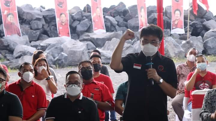 PDIP Manado Baksos di Pantai Malalayang
