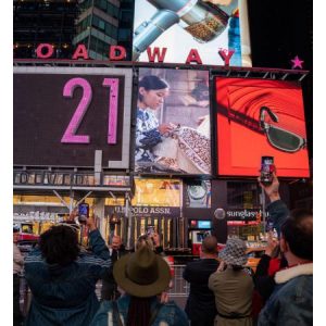 Yayasan Batik Indonesia Tampil di Billboard Time Square New York