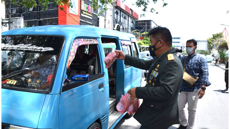 Jelang HUT TNI, Korem 131/Santiago Berbagi Ribuan Paket Makanan Gratis Untuk Masyarakat