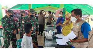 Selain Bagi Bantuan, Danrem 131/Santiago Apresiasi Warga yang Antusias Mau Divaksin