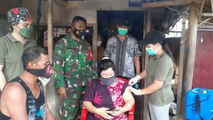 Didampingi Koramil Belang, Tim Vaksinator Pemkab Mitra Inisiatif Door to Door
