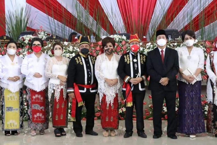 Disaksikan Steven Kandouw, Bupati ROR dan Wabup RD Anugerahi Gelar Adat Buat Tiga Jenderal di Hari Jadi Minahasa