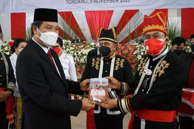 Disaksikan Steven Kandouw, Bupati ROR dan Wabup RD Anugerahi Gelar Adat Buat Tiga Jenderal di Hari Jadi Minahasa