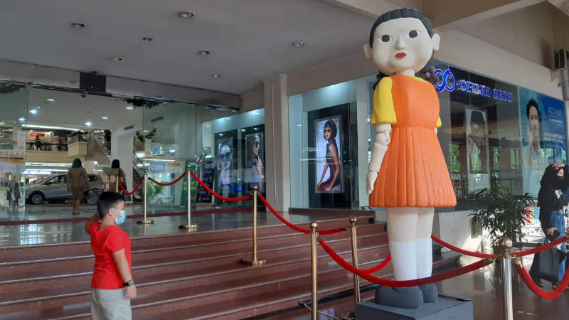 Wah, Squid Game Doll Awasi Pengunjung Megamall Manado, Jangan Sampai Kena Tembak!