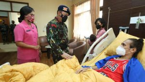 HUT ke-76 Brimob, Kapolri Jenguk Anggota yang Tertembak Saat Bertugas